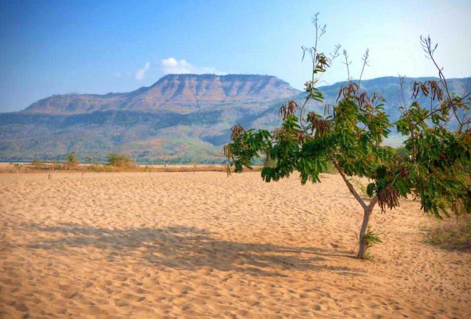 Panorama-of-Chitimba-beach-on-Lake-Malawi-Malawi-Africa-1200×814